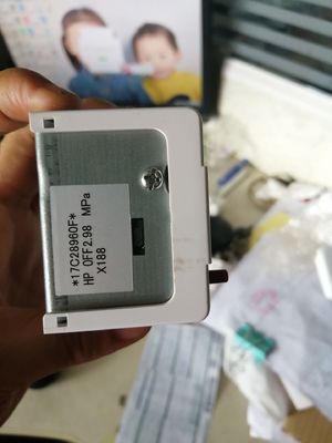 Hitachi phụ kiện máy làm mát loại vít công tắc áp suất caoG7D06955F